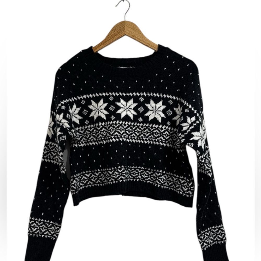 Sincerely Jules Black and White Snowflake crop-top sweater NWT